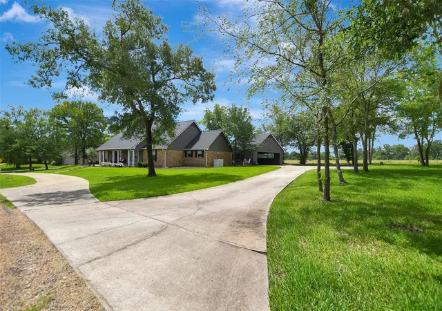 Photo 2 of Single family home for sale at 925 Standley Rd, Madisonville, TX 77864 | MLS# 5343038 | Listing updated on 2026-09-02