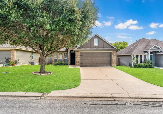 Photo 2 of Single family home for sale at 135 Brookside Dr, Huntsville, TX 77320 | MLS# 46183201 | Listing updated on 2026-09-12