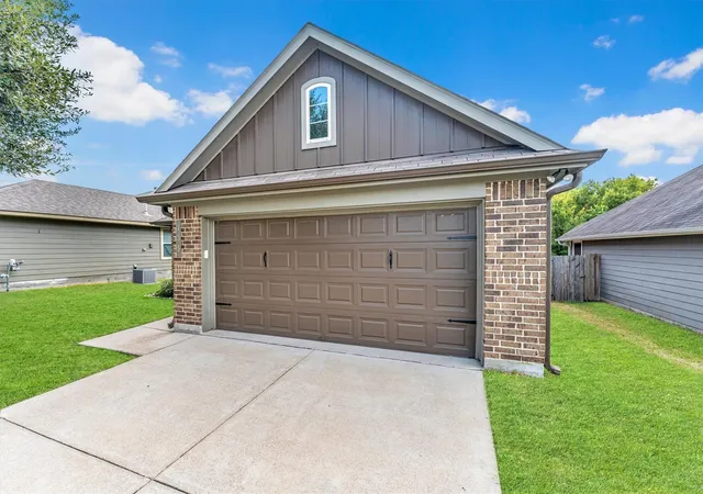 Photo 3 of Single family home for sale at 135 Brookside Dr, Huntsville, TX 77320 | MLS# 46183201 | Listing updated on 2026-09-12