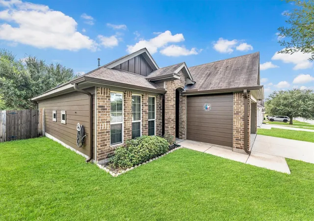 Photo 3 of Single family home for sale at 135 Brookside Dr, Huntsville, TX 77320 | MLS# 46183201 | Listing updated on 2026-09-12