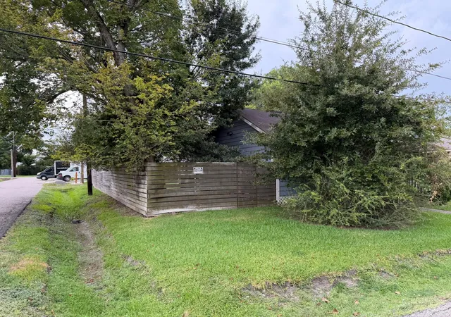 Photo 1 of Single family home for sale at 306 E 43rd Street, Houston, TX 77022 | MLS# 10173964 | Listing updated on 2026-10-06