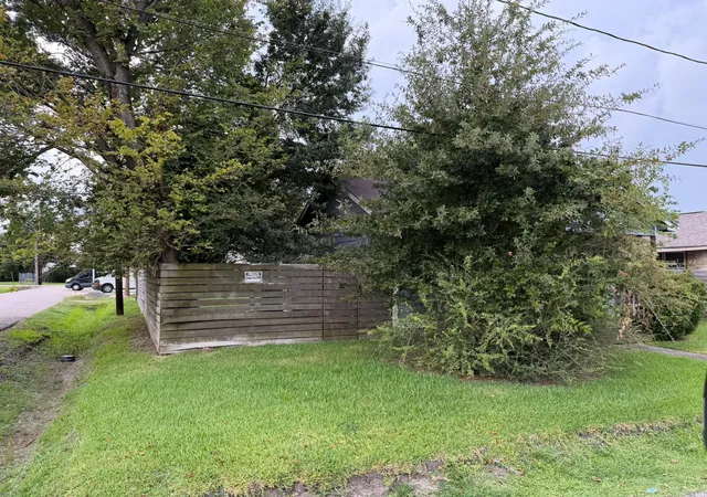 Photo 3 of Single family home for sale at 306 E 43rd Street, Houston, TX 77022 | MLS# 10173964 | Listing updated on 2026-10-06