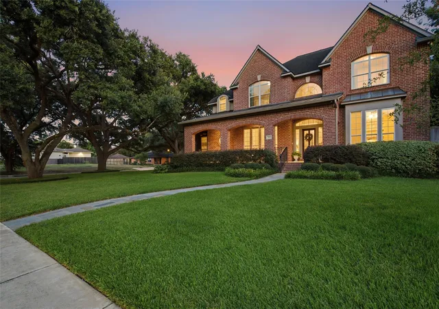 Photo 3 of Sale Pending at 3731 Linkview Dr, Houston, TX 77025 | MLS# 60835502 | Listing updated on 2026-09-10