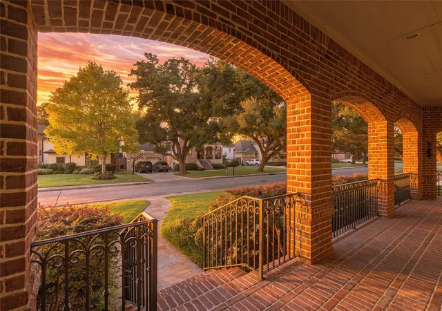 Photo 4 of Sale Pending at 3731 Linkview Dr, Houston, TX 77025 | MLS# 60835502 | Listing updated on 2026-09-10