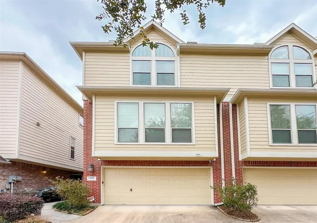 Photo 1 of Townhouse for sale at 1727 Stacy Crst, Houston, TX 77008 | MLS# 56237544 | Listing updated on 2026-09-20
