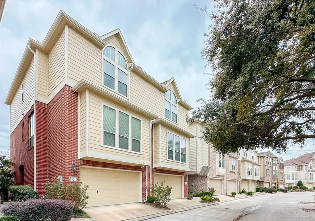Photo 2 of Townhouse for sale at 1727 Stacy Crst, Houston, TX 77008 | MLS# 56237544 | Listing updated on 2026-09-20