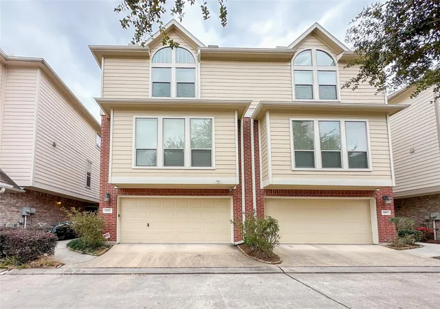 Photo 3 of Townhouse for sale at 1727 Stacy Crst, Houston, TX 77008 | MLS# 56237544 | Listing updated on 2026-09-20