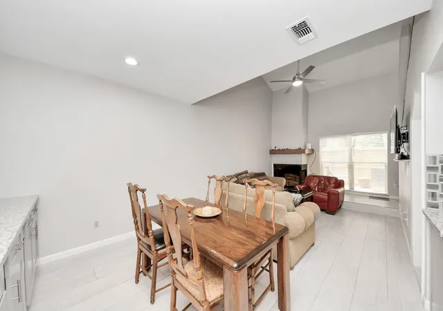 Listing Photo 5 - Condo for sale in building located at 9447 Pagewood Ln, Houston, TX 77063 - Unit #9447