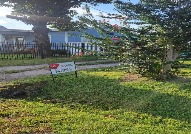 Photo 3 of Single family home for sale at 203 Coronado St, Houston, TX 77009 | MLS# 63181427 | Listing updated on 2026-09-23