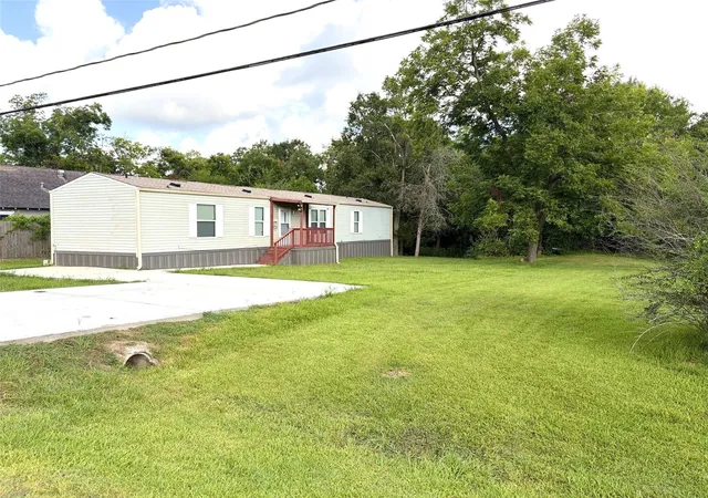 Single family home for sale at 215 Live Oak St, Crosby, TX 77532 | MLS# 30332420 | Listing updated on 2026-09-24