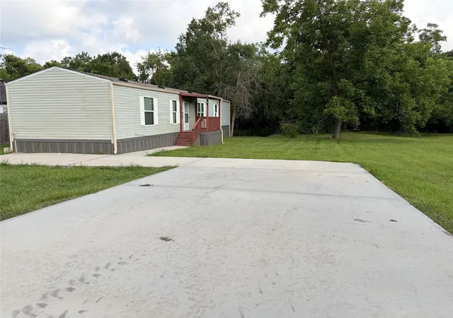 Photo 2 of Single family home for sale at 215 Live Oak St, Crosby, TX 77532 | MLS# 30332420 | Listing updated on 2026-09-24