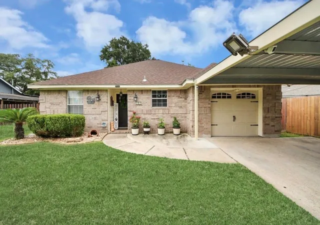 Photo 1 of Single family home for sale at 702 Ruth St, Baytown, TX 77520 | MLS# 43169491 | Listing updated on 2026-09-20