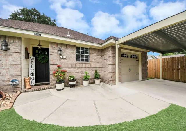 Photo 2 of Single family home for sale at 702 Ruth St, Baytown, TX 77520 | MLS# 43169491 | Listing updated on 2026-09-20