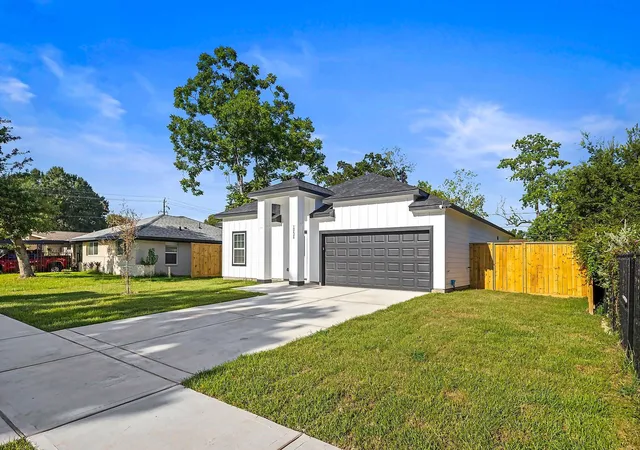 Photo 3 of Single family home for sale at 10426 Royal Oaks Dr, Houston, TX 77016 | MLS# 48615697 | Listing updated on 2026-09-03