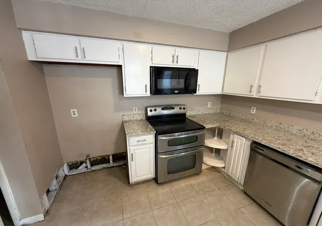 Photo 4 of Townhouse for sale at 6327 Cattails Ln, Houston, TX 77035 | MLS# 53858527 | Listing updated on 2026-09-23