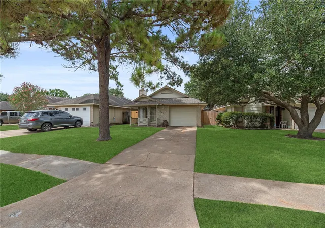 Photo 1 of Single family home for sale at 8622 Ashlawn Dr, Houston, TX 77083 | MLS# 32008396 | Listing updated on 2026-09-05