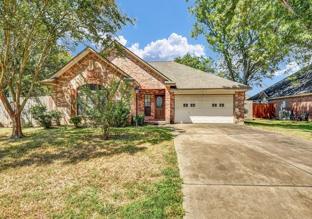 Photo 1 of Single family home for sale at 310 Chestnut St, Lake Jackson, TX 77566 | MLS# 74757539 | Listing updated on 2026-10-03