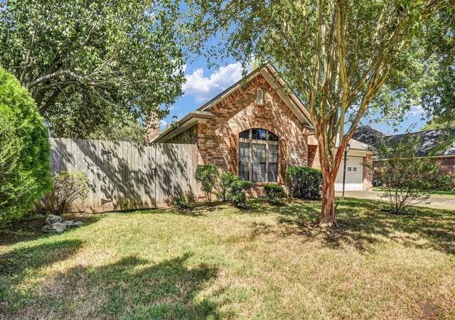 Photo 2 of Single family home for sale at 310 Chestnut St, Lake Jackson, TX 77566 | MLS# 74757539 | Listing updated on 2026-10-03