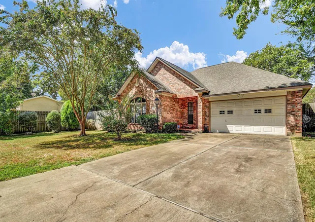 Photo 3 of Single family home for sale at 310 Chestnut St, Lake Jackson, TX 77566 | MLS# 74757539 | Listing updated on 2026-10-03