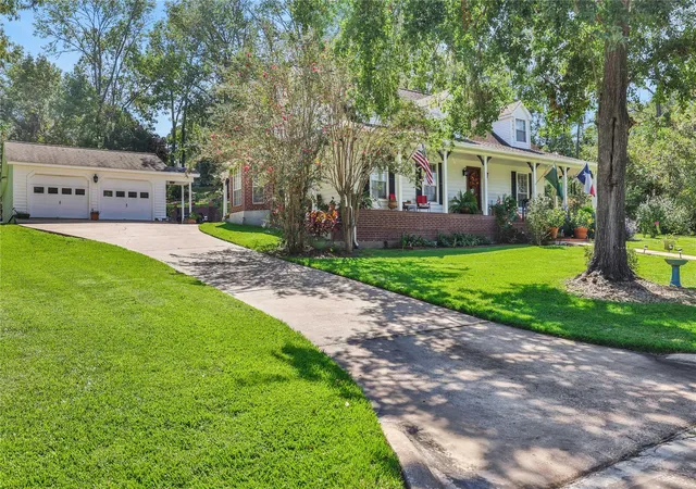 Photo 3 of Single family home for sale at 220 Lake Oaks Blvd, Coldspring, TX 77331 | MLS# 18332030 | Listing updated on 2026-10-03