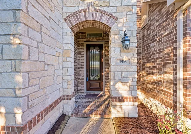 Photo 3 of Sale Pending at 1516 Richland Holw Ln, Friendswood, TX 77546 | MLS# 70345498 | Listing updated on 2026-09-16