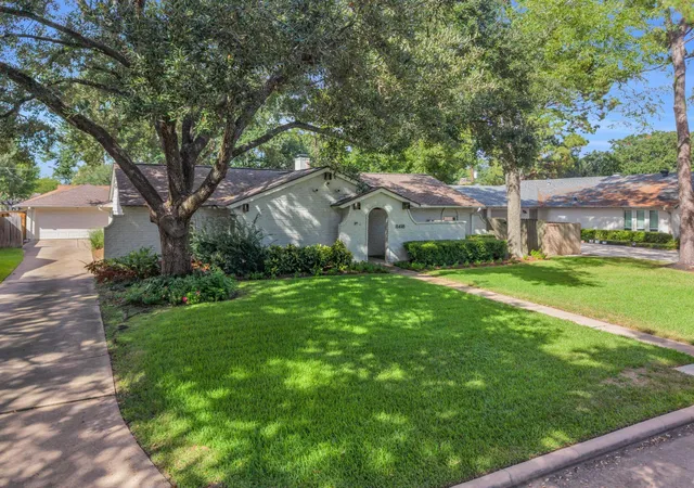 Photo 2 of Single family home for sale at 11418 Valley Strm Dr, Houston, TX 77043 | MLS# 17321004 | Listing updated on 2026-10-07