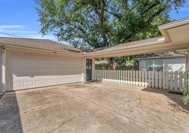 Photo 3 of Single family home for sale at 11418 Valley Strm Dr, Houston, TX 77043 | MLS# 17321004 | Listing updated on 2026-10-07