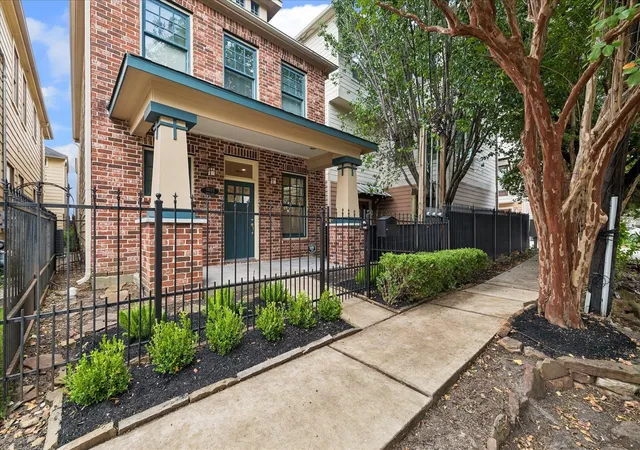 Photo 3 of Single family home for sale at 5303 Nett St #B, Houston, TX 77007 | MLS# 98449790 | Listing updated on 2026-09-11