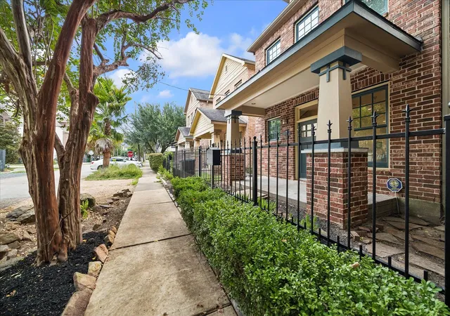Photo 3 of Single family home for sale at 5303 Nett St #B, Houston, TX 77007 | MLS# 98449790 | Listing updated on 2026-09-11