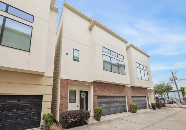 Photo 1 of Townhouse for sale at 52 N Hutcheson St, Houston, TX 77003 | MLS# 96175973 | Listing updated on 2026-09-12