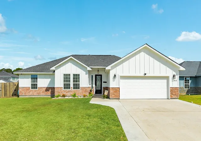 Photo 1 of Single family home for sale at 414 Burning Tree Ln, West Columbia, TX 77486 | MLS# 4643313 | Listing updated on 2026-09-26