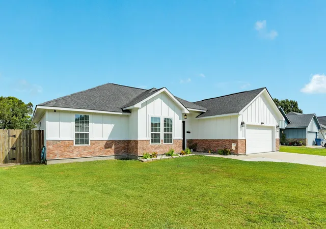 Photo 3 of Single family home for sale at 414 Burning Tree Ln, West Columbia, TX 77486 | MLS# 4643313 | Listing updated on 2026-09-26