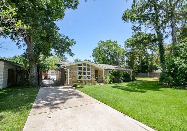 Photo 1 of Single family home for sale at 9906 Cedardale Dr, Houston, TX 77055 | MLS# 13610025 | Listing updated on 2026-09-13