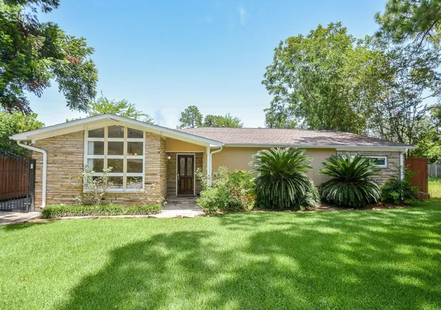 Photo 2 of Single family home for sale at 9906 Cedardale Dr, Houston, TX 77055 | MLS# 13610025 | Listing updated on 2026-09-13