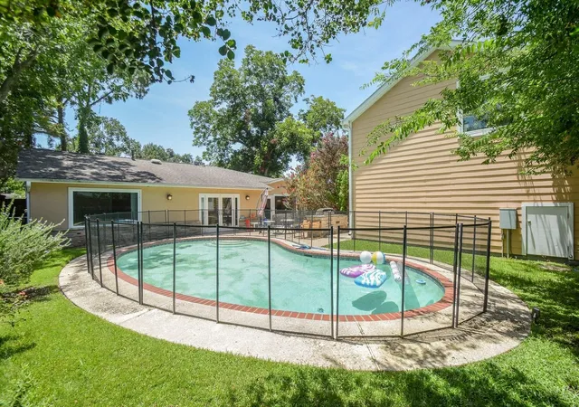 Photo 3 of Single family home for sale at 9906 Cedardale Dr, Houston, TX 77055 | MLS# 13610025 | Listing updated on 2026-09-13