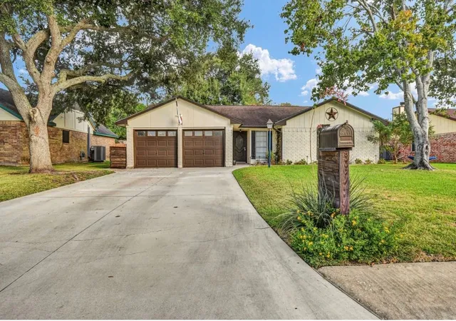 Photo 1 of Sale Pending at 53 Blue Bell Ct, Lake Jackson, TX 77566 | MLS# 35905184 | Listing updated on 2026-10-09