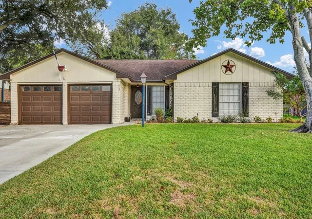 Photo 2 of Sale Pending at 53 Blue Bell Ct, Lake Jackson, TX 77566 | MLS# 35905184 | Listing updated on 2026-10-09
