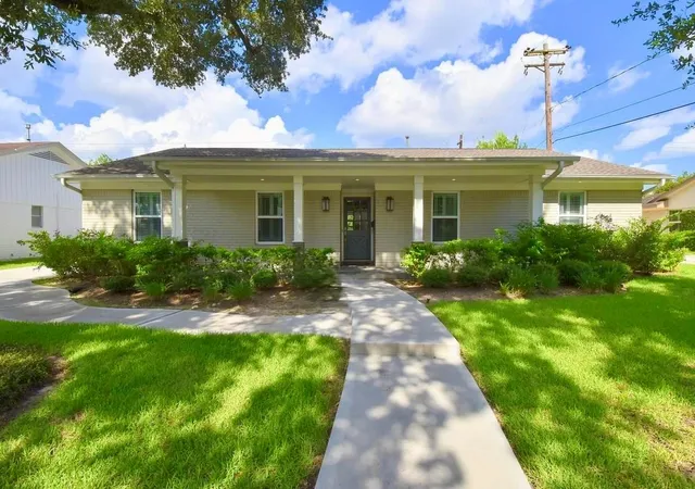 Photo 3 of Single family home for sale at 1007 Blue Willow Dr, Houston, TX 77042 | MLS# 5565942 | Listing updated on 2026-10-09