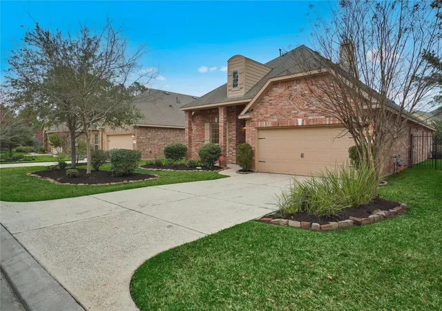 Photo 2 of Single family home for sale at 10 Tallgrass Way, Spring, TX 77389 | MLS# 60454890 | Listing updated on 2026-09-11