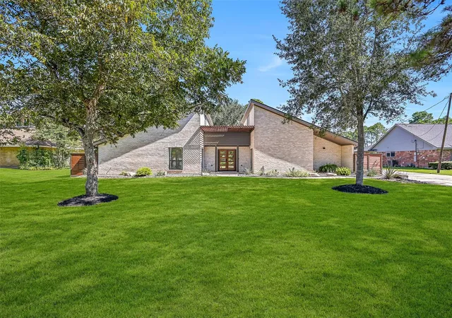 Photo 1 of Single family home for sale at 921 Falling Leaf Dr, Friendswood, TX 77546 | MLS# 11361480 | Listing updated on 2026-10-02