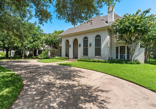 Photo 2 of Single family home for sale at 5318 Valerie St, Bellaire, TX 77401 | MLS# 85886066 | Listing updated on 2026-09-04
