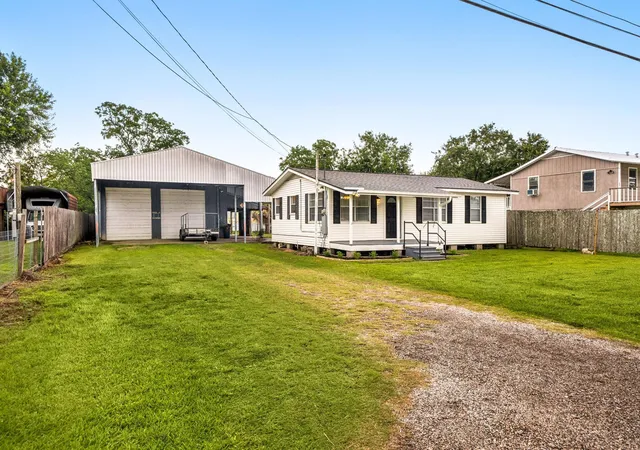 Photo 1 of Single family home for sale at 221 11th Street, Dickinson, TX 77539 | MLS# 37604308 | Listing updated on 2026-09-05