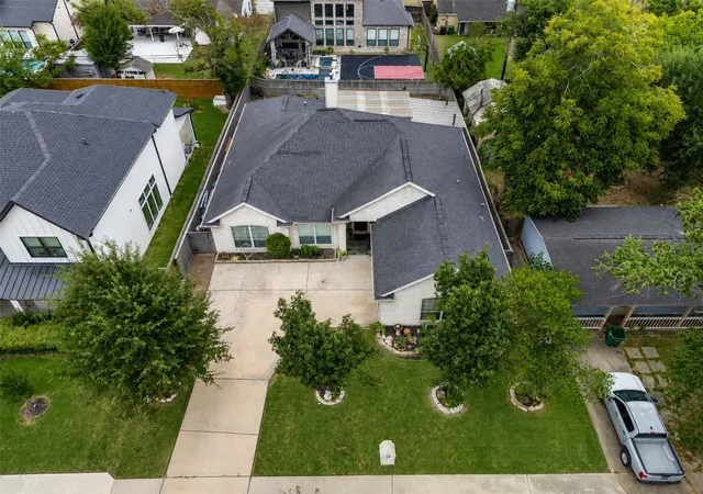 Photo 2 of Single family home for sale at 1914 Restridge Dr, Houston, TX 77055 | MLS# 27442942 | Listing updated on 2026-09-19