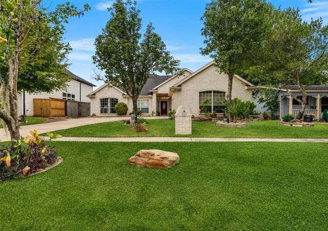 Photo 3 of Single family home for sale at 1914 Restridge Dr, Houston, TX 77055 | MLS# 27442942 | Listing updated on 2026-09-19