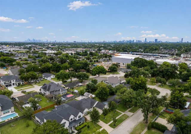 Photo 3 of Single family home for sale at 1914 Restridge Dr, Houston, TX 77055 | MLS# 27442942 | Listing updated on 2026-09-19