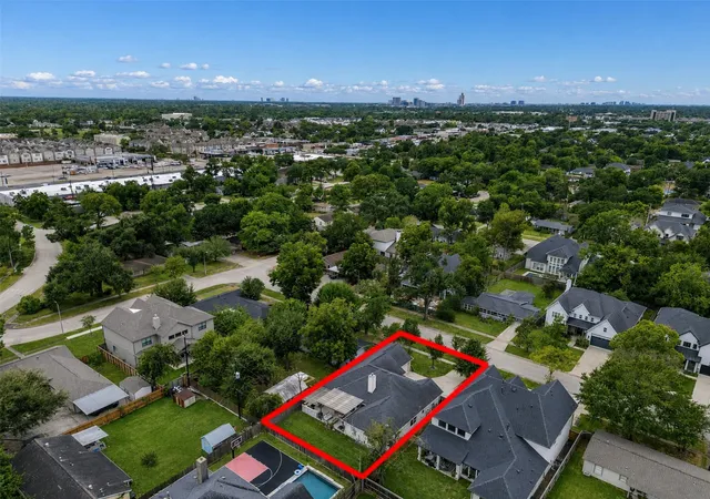 Photo 4 of Single family home for sale at 1914 Restridge Dr, Houston, TX 77055 | MLS# 27442942 | Listing updated on 2026-09-19