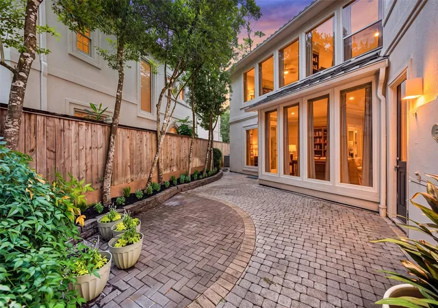 Photo 2 of Sale Pending at 2 W Terrace Dr, Houston, TX 77007 | MLS# 30625533 | Listing updated on 2026-09-15