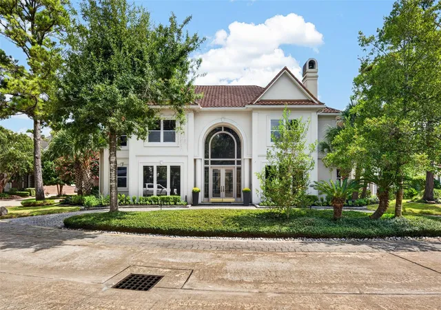 Photo 3 of Sale Pending at 2 W Terrace Dr, Houston, TX 77007 | MLS# 30625533 | Listing updated on 2026-09-15