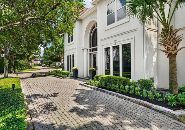 Photo 4 of Sale Pending at 2 W Terrace Dr, Houston, TX 77007 | MLS# 30625533 | Listing updated on 2026-09-15