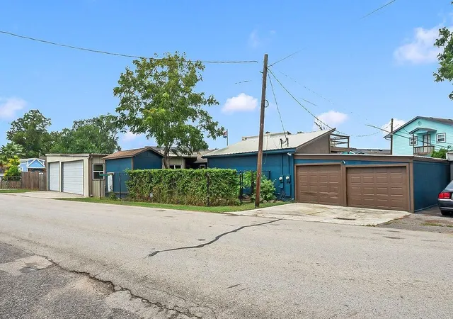 Photo 1 of Single family home for sale at 4415 W Bayshore Dr, Bacliff, TX 77518 | MLS# 17953520 | Listing updated on 2026-09-09